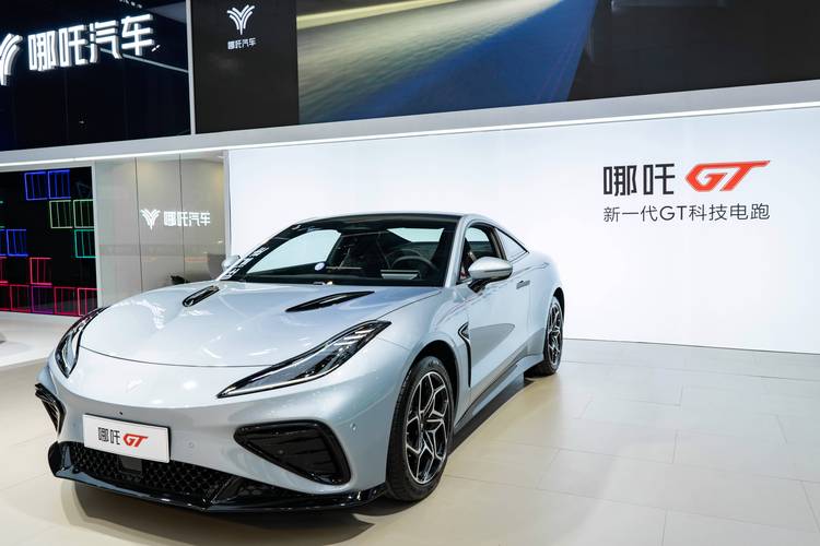 佛山5哪吒汽车在智能汽车领域的表现，领途汽车在新能源汽车市场中的影响力